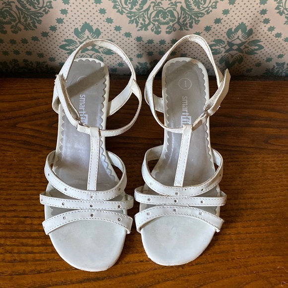 smartfit Other - White sandal dress shoes, Size 1 🌷